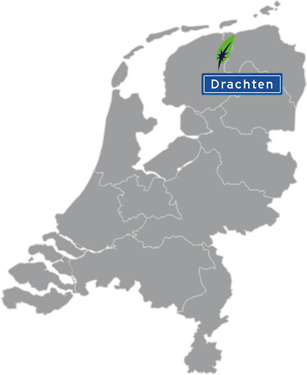 Grijze kaart van Nederland met Drachten aangegeven voor maatwerk taalcursus Engels zakelijk - blauw plaatsnaambord met witte letters en Dagnall veer - transparante achtergrond - 600 * 733 pixels